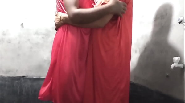 সৎ মা তার ছেলের সাথে চোদাচুদি করছে এবং নোংরা কথা বলছে